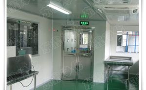 你知道風(fēng)淋室通道是人員進(jìn)出無(wú)塵室所必需的嗎？-【東鑫凈化】